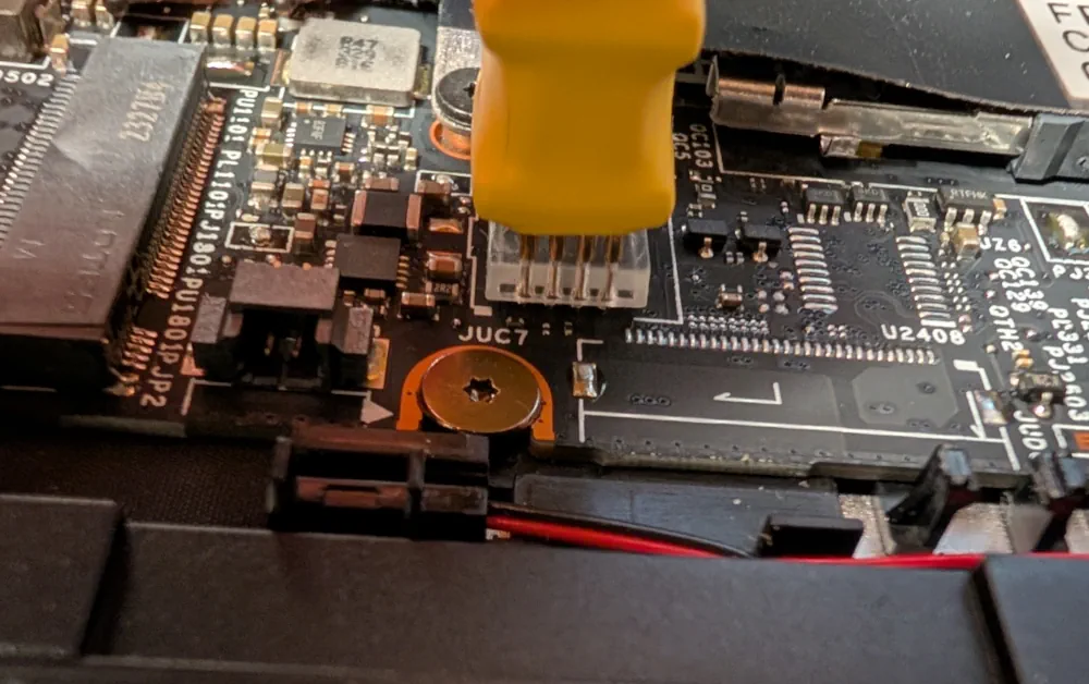 The pogo pin probe used on the BIOS chip